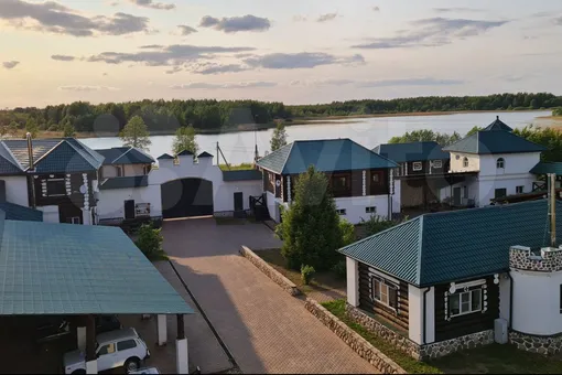 В Тверской области продают целую крепость за 94 млн рублей. На территории есть 4 дома, 4 башни и даже собственный храм