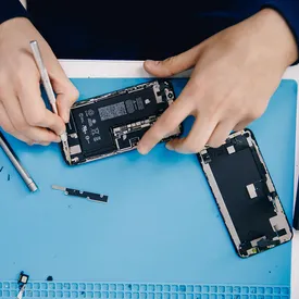 В российских сервисных центрах Apple закончились оригинальные комплектующие для iPhone и MacBook В российских сервисных центрах Apple закончились оригинальные комплектующие для iPhone и MacBook