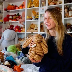 Британская студентка собрала крупнейшую в мире коллекцию Jellycat из 887 кукол