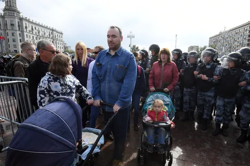 Суд снова отказался лишать родительских прав супругов Хомских, которые пришли на митинг с детьми