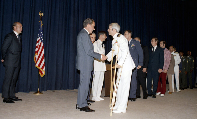 Президент США Ричард Никсон жмет руку бывшему военнопленному Джону Маккейну во время приема в Белом доме в мае 1973 года, через пару месяцев после освобождения будущего сенатора из плена.
