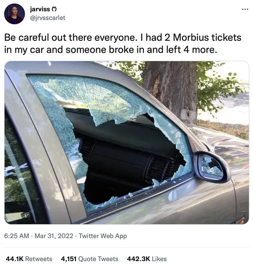 «Будьте осторожны. В моей мшаине было два билета на "Морбиуса", и кто-то разбил окно и оставил еще четыре»