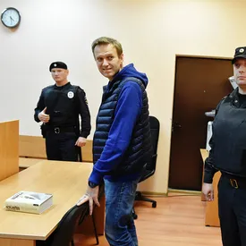 Навального могут задержать уже 17 января, когда он вернется в Москву