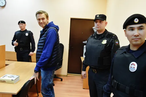 Навального могут задержать уже 17 января, когда он вернется в Москву