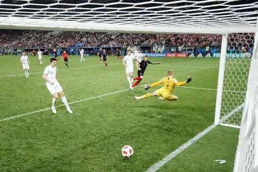 Марио Манджукич заносит мяч в ворота Англии в дополнительное время и обеспечивает Хорватии выход в финал.