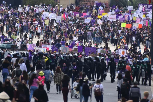 В Мехико более 80 человек пострадали во время столкновений на марше феминисток