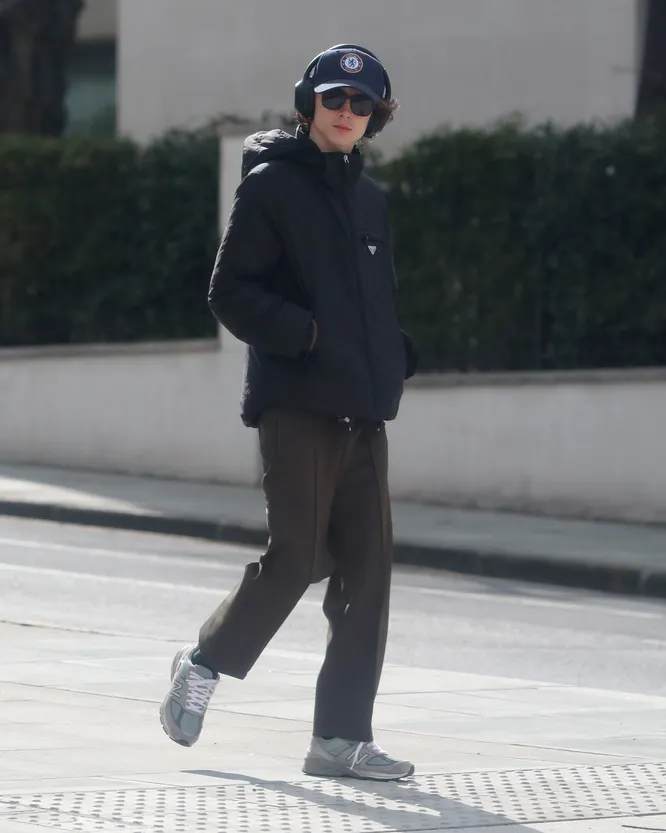 Тимоти Шаламе прогуливается по Ноттинг-Хиллу, Лондон, 16 марта 2020 года