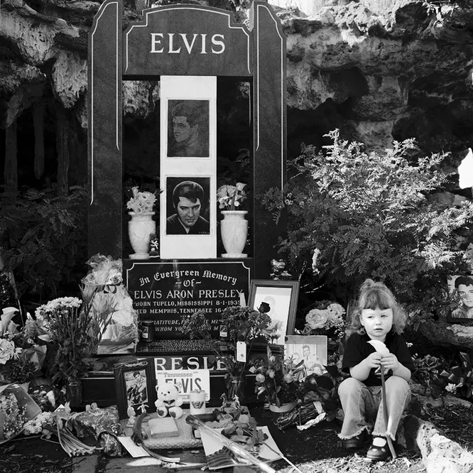 Девочка с цветком для Элвиса, двадцать пятая годовщина смерти Элвиса, 2002 год.