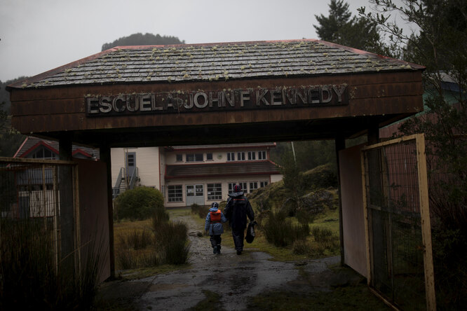 Карлос Герреро привел сына Диего прибывают в школу имени Джона Ф. Кеннеди в деревне Сотомо, недалеко от города Кочамо, регион Лос-Лагос, Чили, 6 августа 2021 года.