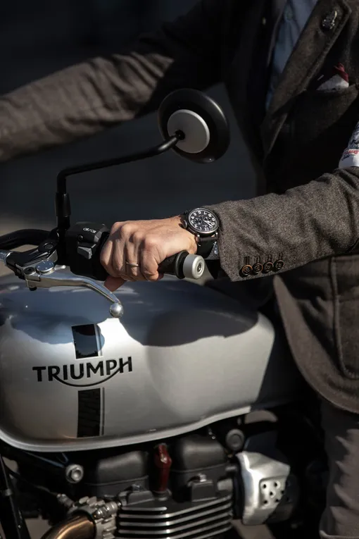 Жульен Торнаро (CEO Zenith Watches с новыми Pilot Type 20 Ton Up Black на запястье