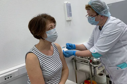 В России зарегистрировали четвертую вакцину от коронавируса — «Спутник Лайт». Ее ставят в один укол