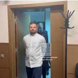 Гендиректора «Кухни на районе» отправили под домашний арест по делу о массовом отравлении Гендиректора «Кухни на районе» отправили под домашний арест по делу о массовом отравлении