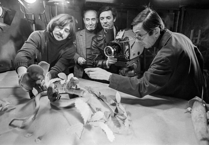 На съемках мультфильма "А вдруг получится!" (слева направо): художник-мультипликатор Сергей Олифиренко, Леонид Шварцман, оператор Владимир Сидоров, режиссер Иван Уфимцев На съемках мультфильма "А вдруг получится!" (слева направо): художник-мультипликатор С. Олофиренко, художник-постановщик Л. Шварцман, оператор В. Сидоров, режиссер И. Уфимцев. Фото: