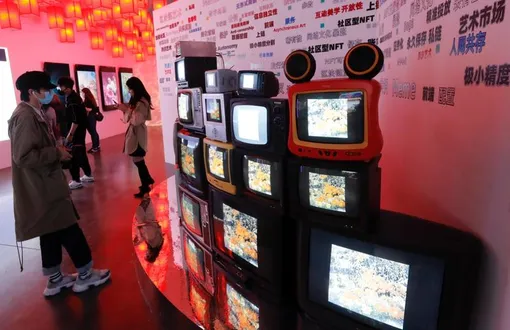 Цифровые картины американского художника Beeple на выставке криптоискусства «Virtual Niche: Have You Ever Seen Memes in the Mirror?» в Пекине 26 марта 2021 года.