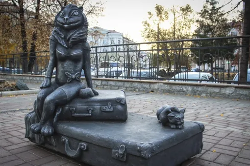 «Жаба с человеческой грудью»: жители Кургана раскритиковали скульптуру кошки. Из-за этого объект демонтировали