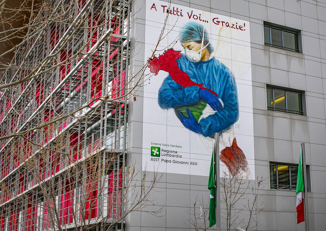 Мурал с изображением медсестры, которая держит в объятиях «Италию», Бергамо.