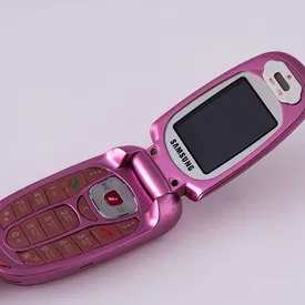 «Эксфлюэнсеры, любовь и кнопочные телефоны»: The New York Times прогнозирует тренды 2026 года