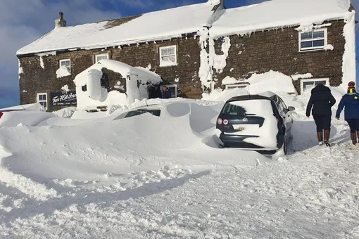 В Великобритании десятки человек провели 3 дня в заваленном снегом пабе. Они пили пиво, пели в караоке и участвовали в викторинах