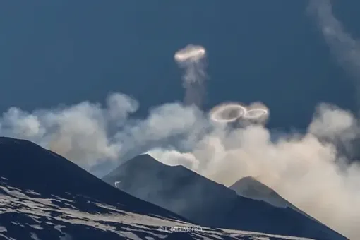 Крупнейший действующий вулкан в Европе начал выпускать дым в виде колец