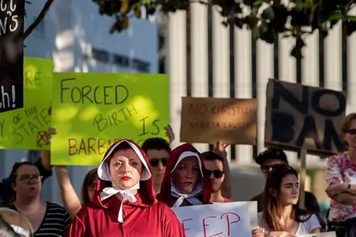 В Алабаме одобрили закон о запрете абортов. Он запрещает проводить процедуру даже в случае изнасилования и инцеста