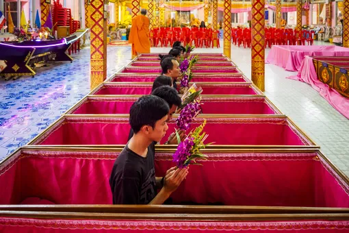 Жители Таиланда устраивают собственные похороны, чтобы избавиться от стресса и начать новую жизнь