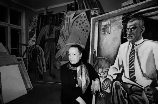 Патрисия Томпсон с портретом отца кисти художника Бориса Кожевникова в его мастерской.