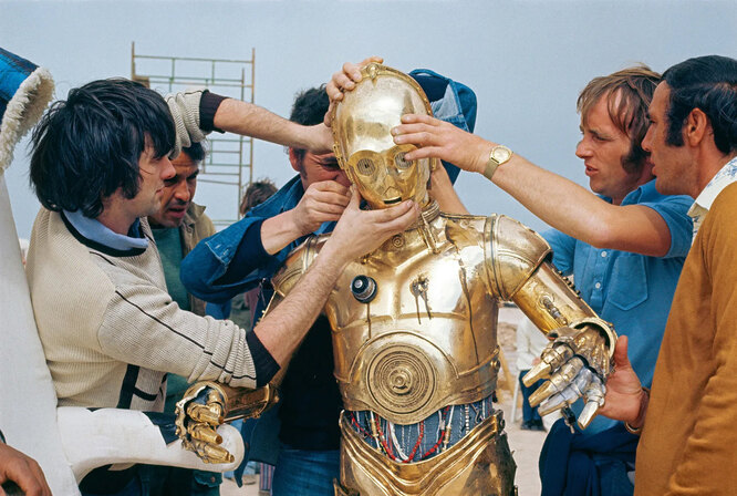 «Звездные войны» (1977): Костюм C-3PO стал испытанием для всей съемочной группы — и для актера Энтони Дэниелса.