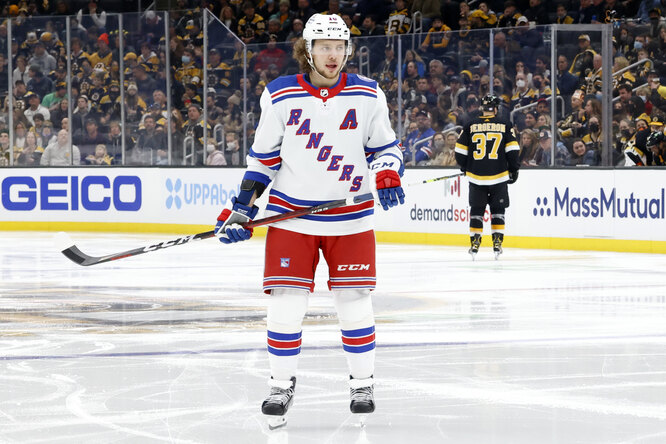 Хоккеист «Нью-Йорк Рейнджерс» Артемий Панарин бросил перчатку в канадца, оскорбившего Россию. За это НХЛ оштрафовала россиянина на $5 тысяч