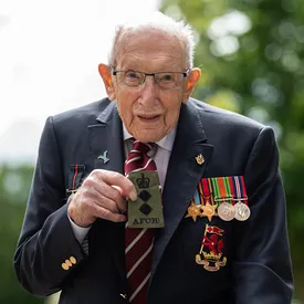 100-летний британский ветеран Том Мур, собравший миллионы фунтов для помощи медикам, госпитализирован с коронавирусом