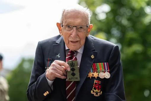 100-летний британский ветеран Том Мур, собравший миллионы фунтов для помощи медикам, госпитализирован с коронавирусом