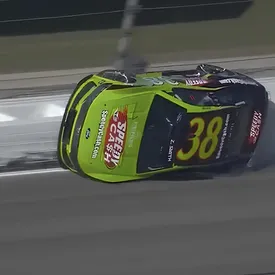 Гонщик NASCAR проехал по стене на скорости 320 км/ч Гонщик NASCAR проехал по стене на скорости 320 км/ч