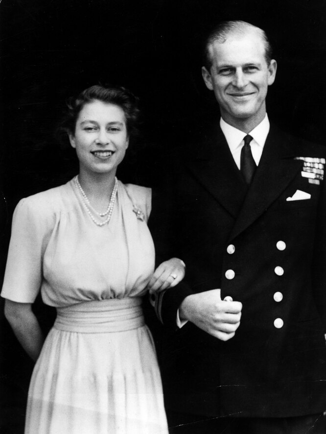 10th July 1947: The first official picture after the announcement of the engagement of Princess Elizabeth and Lieutenant Philip Mountbatten, the former Prince Philip of Greece, at Buckingham Palace. The princess is wearing her enagement ring for the first time.Кредит:Hulton Archive/Getty Images