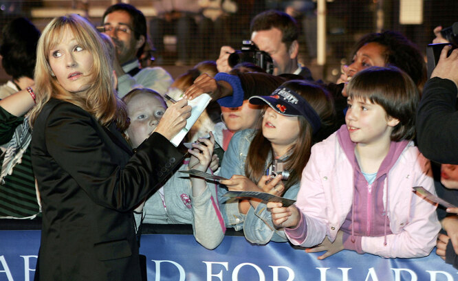 Джоан Роулинг на встрече с фанатами «Гарри Поттера» в 2005 году
