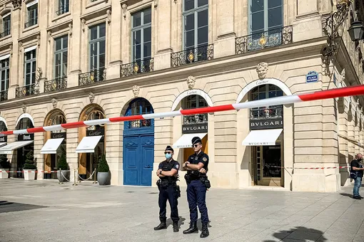 Неизвестные ограбили магазин Bvlgari в центре Парижа. Они похитили украшения на €10 миллионов