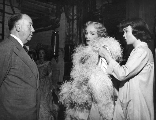 Хичкок, Марлен Дитрих и Джейн German-American actress Marlene Dietrich and American actress Jane Wyman, with British director and producer Alfred Hitchcock on the set of his movie