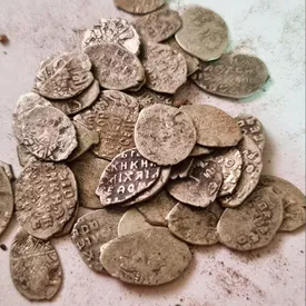 В Москве нашли сосуд с серебряными монетами XVI–XVII веков