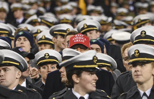 Президент США Дональд Трамп вместе со служащими военно-морского флота наблюдает за игрой во время футбольного матча «Армия-Флот» в Филадельфии, штат Пенсильвания, 14 декабря 2019 года.