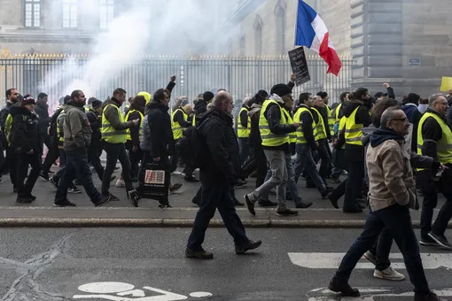 Во Франции продолжаются протесты «желтых жилетов». Одному из участников митинга оторвало кисть руки