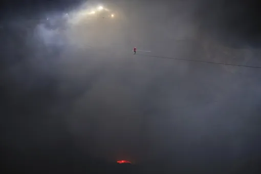 канатоходец Ник Валленда прошелся по тросу на высоте 550 метров над жерлом активного вулкана Масая в Никарагуа.