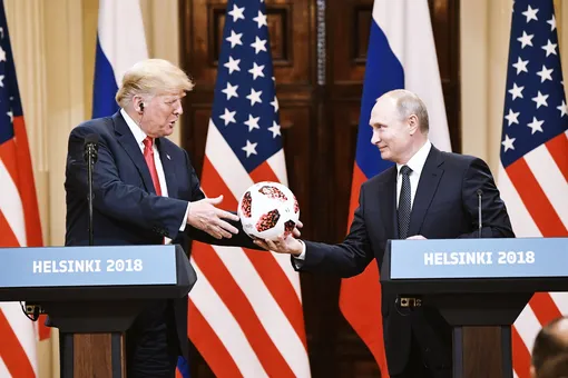 Путин подарил Трампу футбольный мяч чемпионата мира. Журналисты обнаружили в нем беспроводной чип