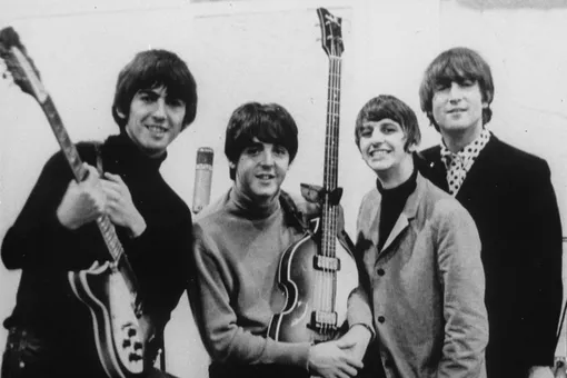 Последняя песня The Beatles с вокалом Джона Леннона возглавила музыкальный хит-парад Великобритании