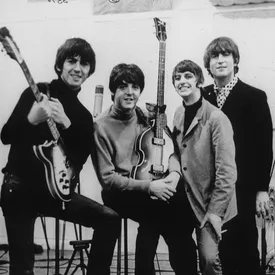 Последняя песня The Beatles с вокалом Джона Леннона возглавила музыкальный хит-парад Великобритании Последняя песня The Beatles с вокалом Джона Леннона возглавила музыкальный хит-парад Великобритании