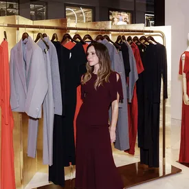 Виктория Бекхэм чуть не разорила свой бренд одежды, тратя ежегодно 70 тысяч фунтов стерлингов на офисные растения Виктория Бекхэм чуть не разорила свой бренд одежды, тратя ежегодно 70 тысяч фунтов стерлингов на офисные растения