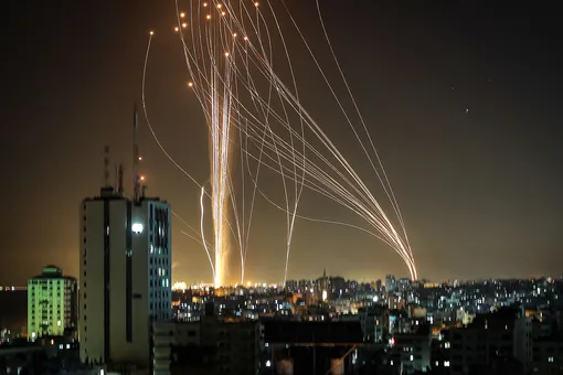 Тель-Авив и соседние города попали под массированный ракетный обстрел из сектора Газа. Израиль нанес ответные удары. Есть погибшие с обеих сторон