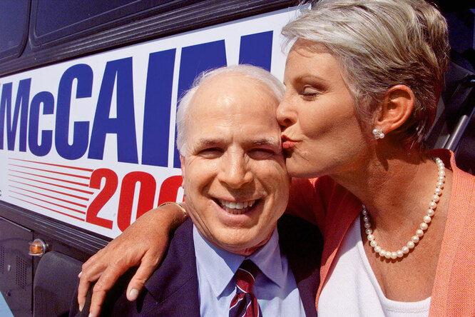 Синди Маккейн целует своего супруга во время предвыборной кампании в Гринвилле, Сан-Франциско, 2008 г.
