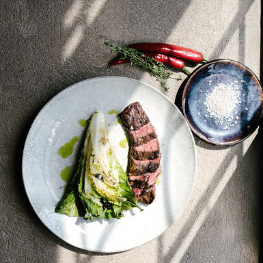 Голод: шеф-повар Наташа Березова — о том, как наилучшим образом уместить на тарелке два стейка, мясной и зеленый