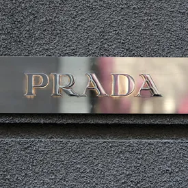 Prada помогут своему конкуренту Valentino после пожара на его обувной фабрике Prada помогут своему конкуренту Valentino после пожара на его обувной фабрике