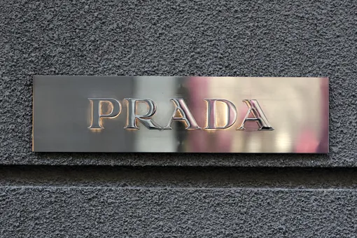 Prada помогут своему конкуренту Valentino после пожара на его обувной фабрике