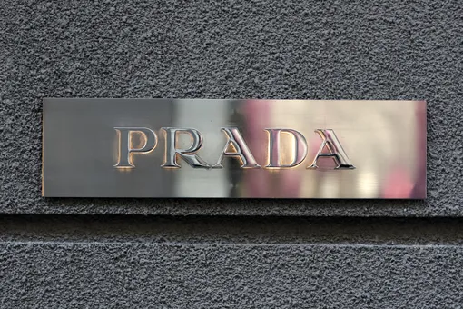 Prada помогут своему конкуренту Valentino после пожара на его обувной фабрике Prada помогут своему конкуренту Valentino после пожара на его обувной фабрике