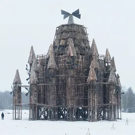 В «Никола-Ленивце» на Масленицу сожгли огромный замок из мельниц В «Никола-Ленивце» на Масленицу сожгли огромный замок из мельниц
